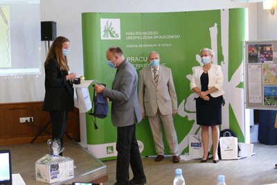 Wręczenie nagrody przez Opolskiego Inspektora Pracy Arkadiusza Kapuścika laureatce Konkursu Plastycznego (2)